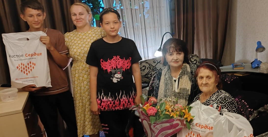 Представители социальных ведомств Минтруда РД навещают ветеранов Великой Отечественной войны в канун Дня памяти и скорби